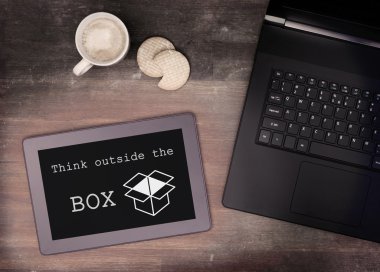 Tablet dokunmatik bilgisayar gadget'ı ahşap masa, dışında düşünün 