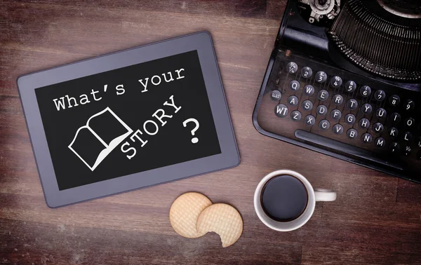 Tablet dokunmatik bilgisayar gadget'ı ahşap masa, senin hikâyen nedir