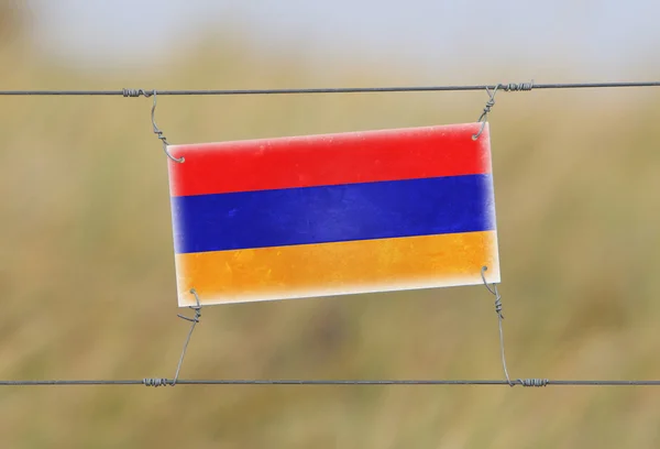Recinzione di confine - Vecchio segno di plastica con una bandiera — Foto Stock