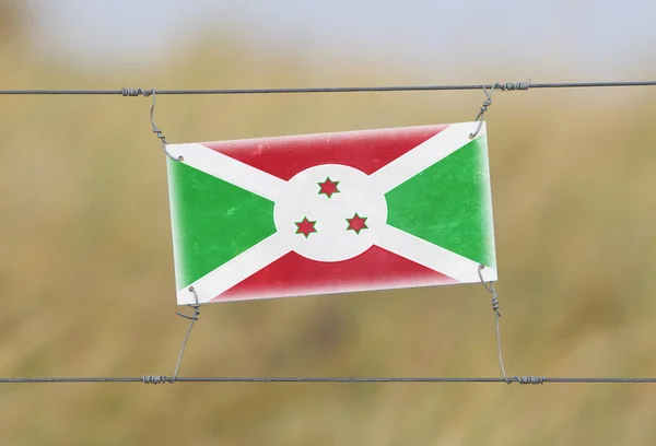 Valla fronteriza - Antiguo letrero de plástico con bandera —  Fotos de Stock