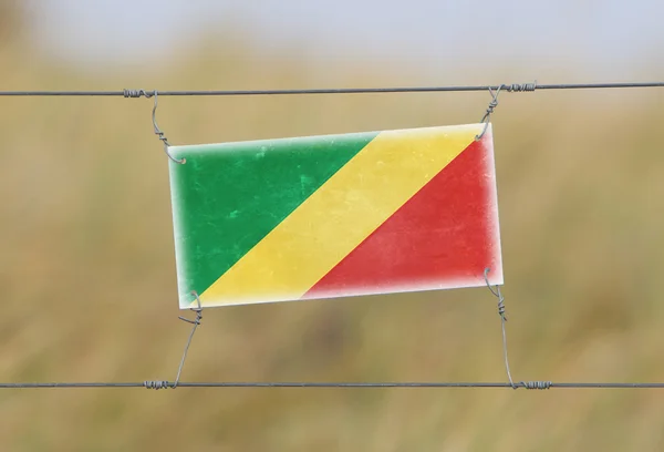 Borderhekje - oude plastic bord met een vlag — Stockfoto