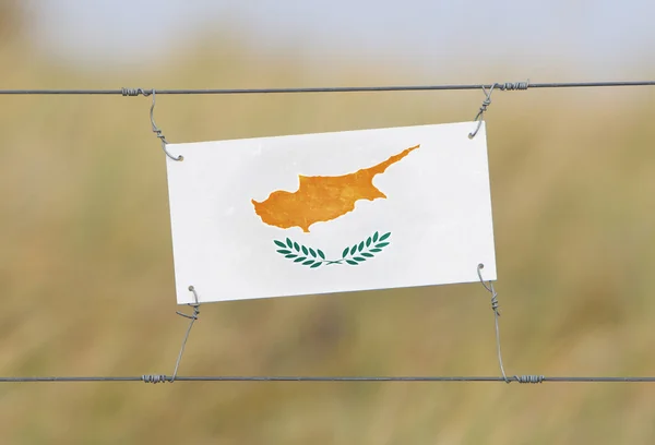 Valla fronteriza - Antiguo letrero de plástico con bandera —  Fotos de Stock