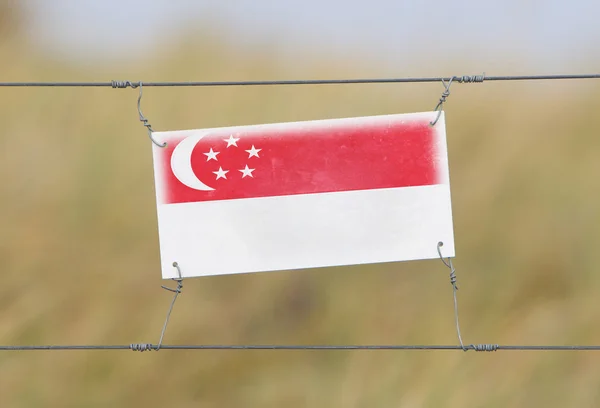 Stängsel - gammal plast tecken med en flagga — Stockfoto