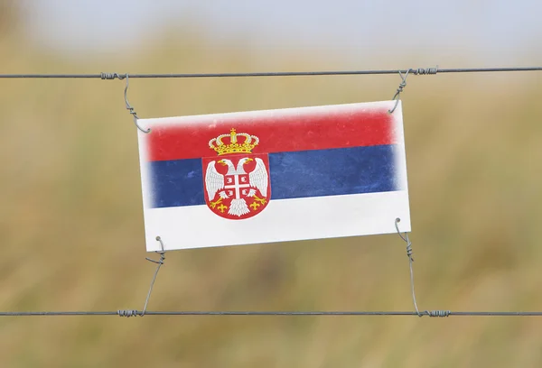 Borderhekje - oude plastic bord met een vlag — Stockfoto