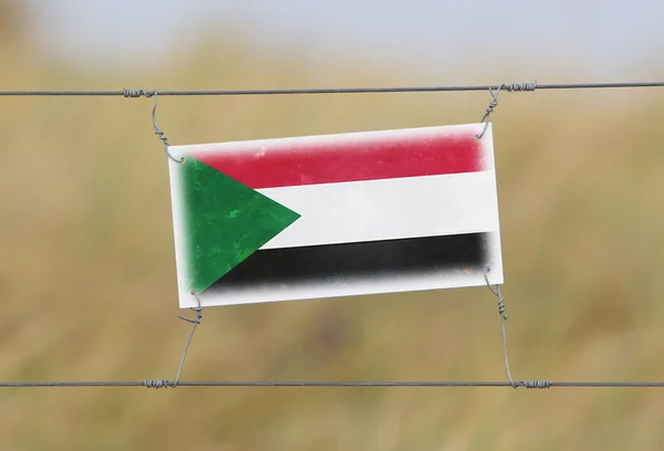 Borderhekje - oude plastic bord met een vlag — Stockfoto