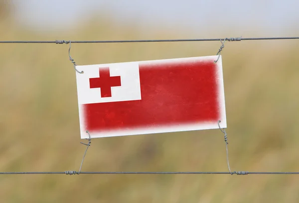 Cerca de fronteira - Plástico antigo com uma bandeira — Fotografia de Stock