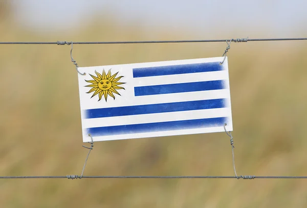 Borderhekje - oude plastic bord met een vlag — Stockfoto