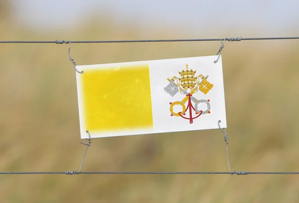 Valla fronteriza - Antiguo letrero de plástico con bandera — Foto de Stock