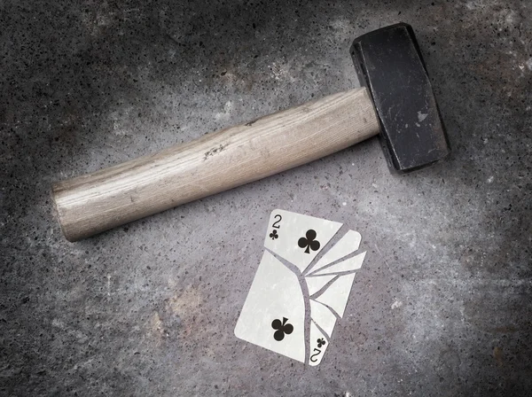 Martillo con una tarjeta rota, dos de palos — Foto de Stock