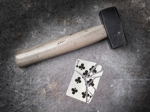 Hammer with a broken card, seven of clubs — Stock Photo, Image