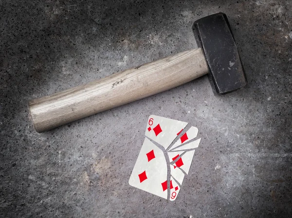 Martillo con una tarjeta rota, seis de diamantes —  Fotos de Stock