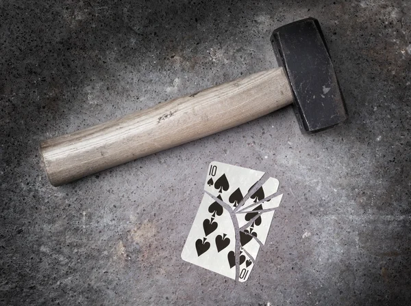 Martillo con una tarjeta rota, diez de picas — Foto de Stock