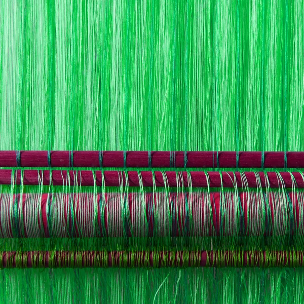 Шелковая текстильная промышленность ручной работы, шелковый шарф на старой машине — стоковое фото