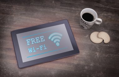 Ahşap bir masa üzerine Wi-Fi bağlantısıyla tablet