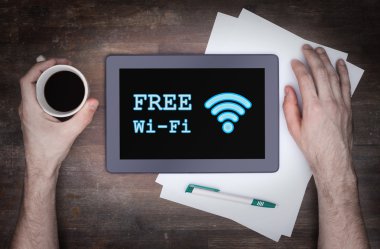 Ahşap bir masa üzerine Wi-Fi bağlantısıyla tablet