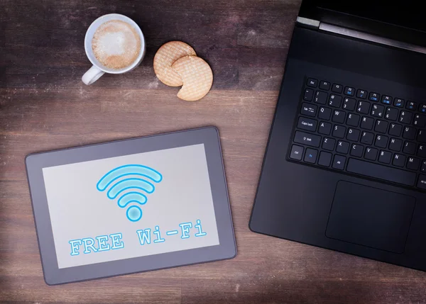 木製の机の上の Wi-Fi 接続を搭載したタブレットします。 — ストック写真