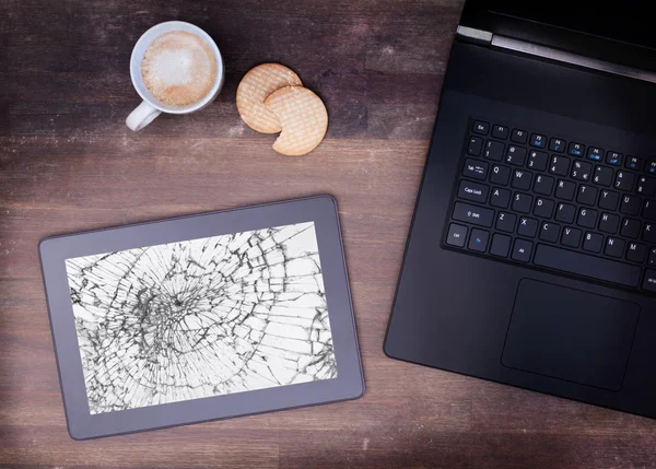 Tablet PC met gebroken glas — Stockfoto