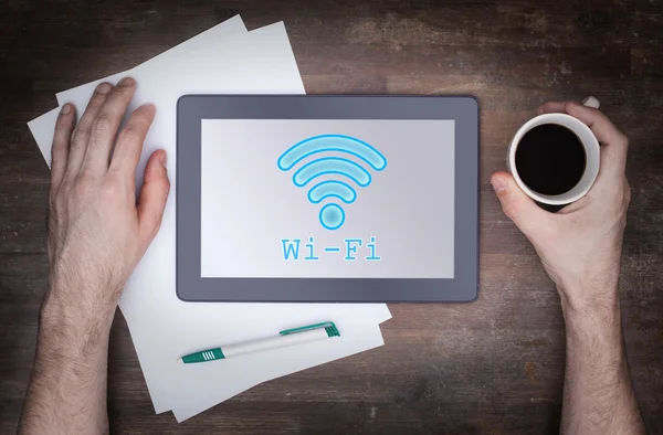 Мбаппе с Wi-Fi на деревянном столе — стоковое фото