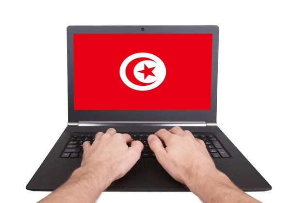 Руки, работающие на ноутбуке, Тунис — стоковое фото