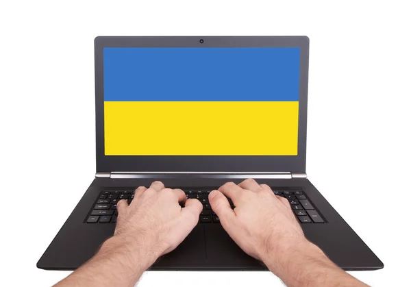 Mains sur ordinateur portable, Ukraine — Photo