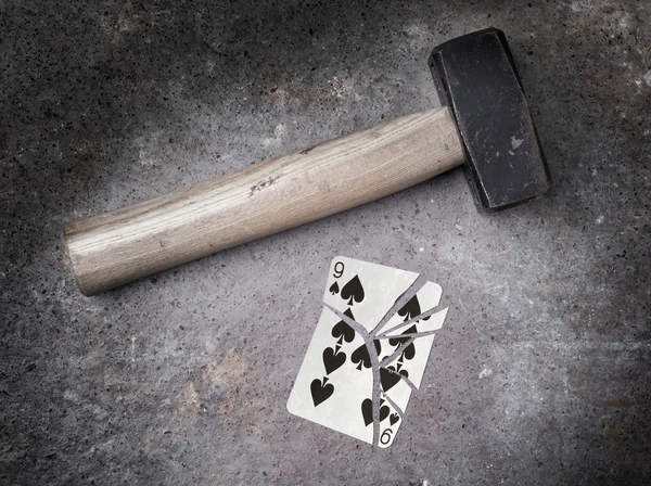 Martillo con una tarjeta rota, nueve de picas —  Fotos de Stock