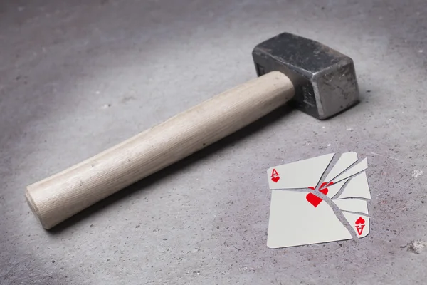 Martillo con una tarjeta rota, as de corazones —  Fotos de Stock