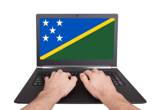 Hände arbeiten an Laptop, Solomon Islands — Stockfoto