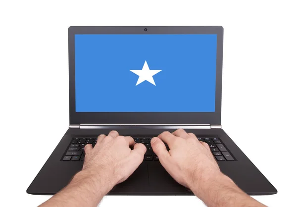 笔记本电脑，索马里上工作的手 — 图库照片