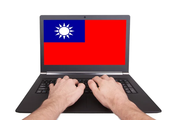 Руки, работающие на ноутбуке, Тайвань — стоковое фото