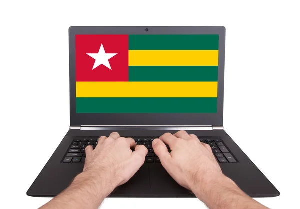 Hände arbeiten am Laptop, Togo — Stockfoto