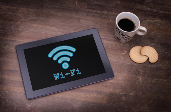 木製の机の上の Wi-Fi 接続を搭載したタブレットします。 — ストック写真