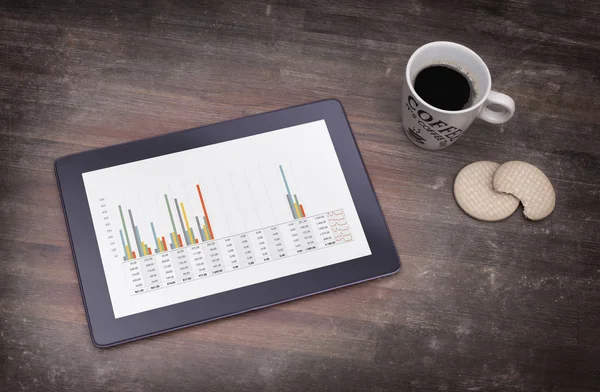 Tablet toque gadget computador na mesa de madeira, gráfico — Fotografia de Stock