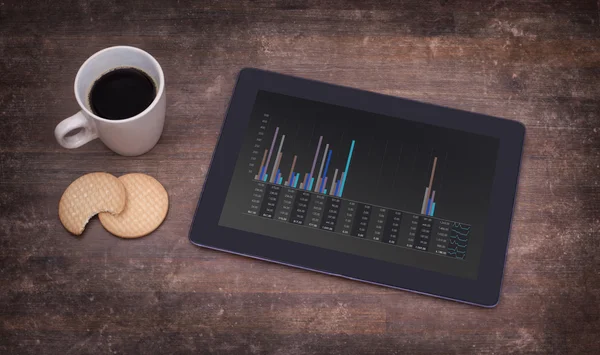 Tablet toque gadget computador na mesa de madeira, gráfico — Fotografia de Stock