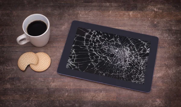 Tablet computer with broken glass — Stock Photo, Image