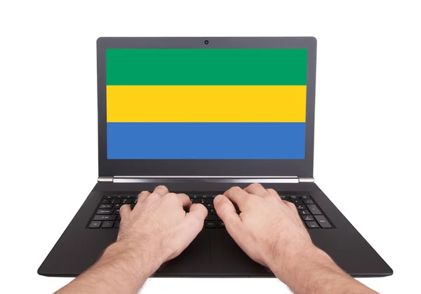 Hände arbeiten am Laptop, Gabon — Stockfoto