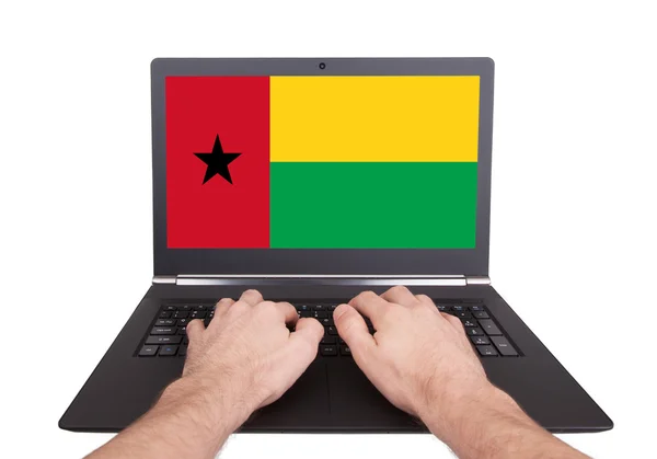 Hände arbeiten am Laptop, Guinea-Bissau — Stockfoto