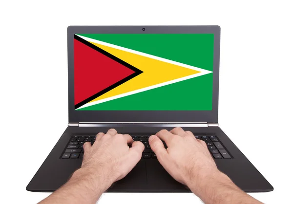 Руки работают на ноутбуке, Гайана — стоковое фото