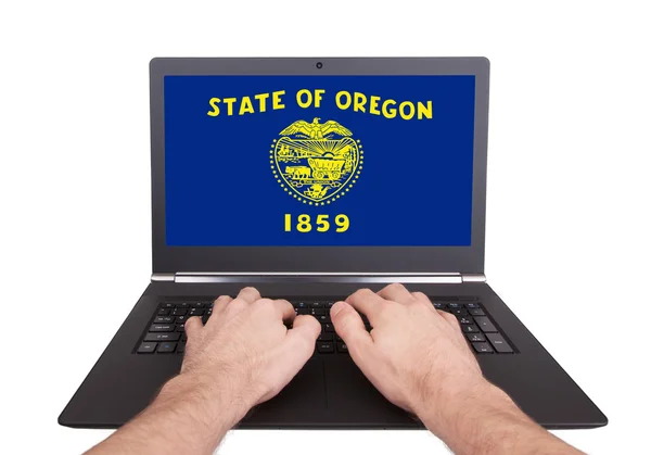 Manos trabajando en el ordenador portátil, Oregon —  Fotos de Stock