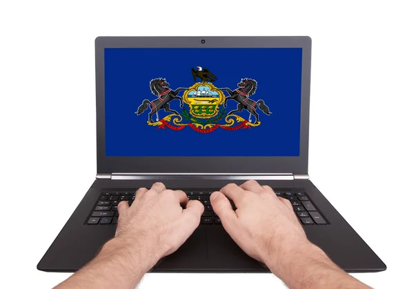 Mani che lavorano su laptop, Pennsylvania — Foto Stock