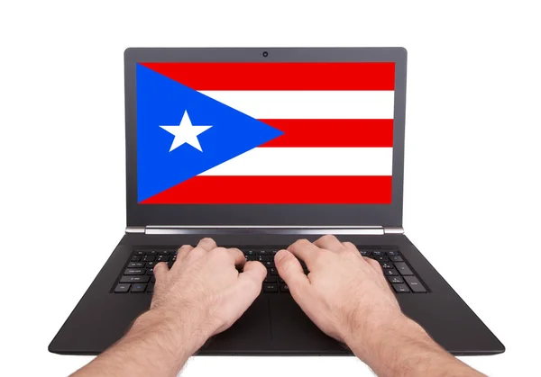 Manos trabajando en laptop, Puerto Rico — Foto de Stock