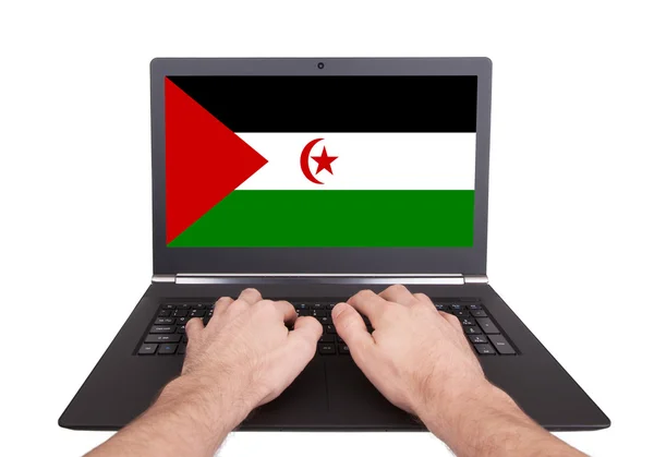 Handen bezig met laptop, Westelijke Sahara — Stockfoto