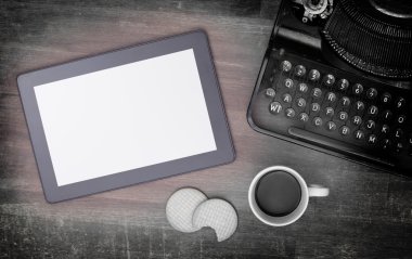 Ahşap masa üstünde tablet dokunmatik bilgisayar becerikli alet