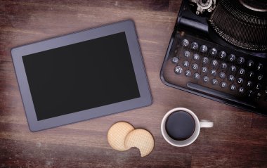 Ahşap masa üstünde tablet dokunmatik bilgisayar becerikli alet