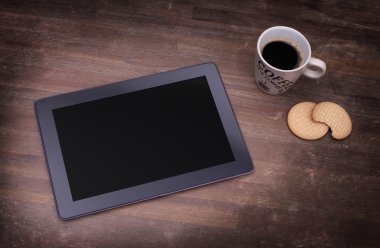 Ahşap masa üstünde tablet dokunmatik bilgisayar becerikli alet