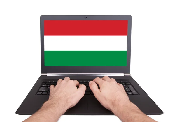 Rąk do pracy na laptopie, Węgry — Zdjęcie stockowe