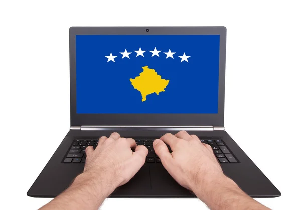 Handen bezig met laptop, Kosovo — Stockfoto