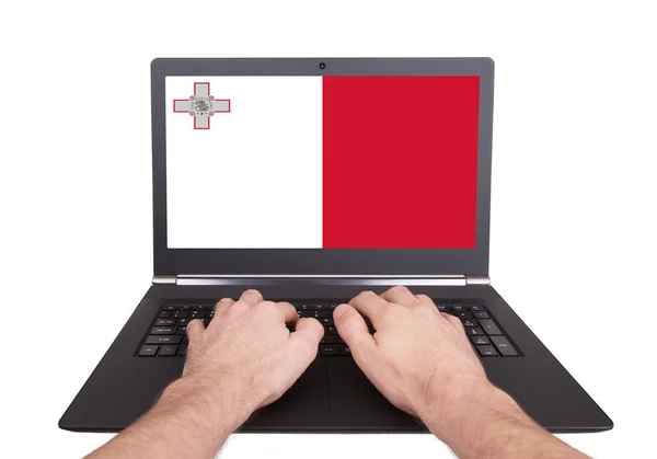 Mani che lavorano su laptop, Malta — Foto Stock