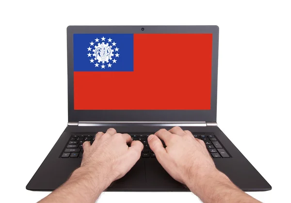 Handen bezig met laptop, Myanmar — Stockfoto