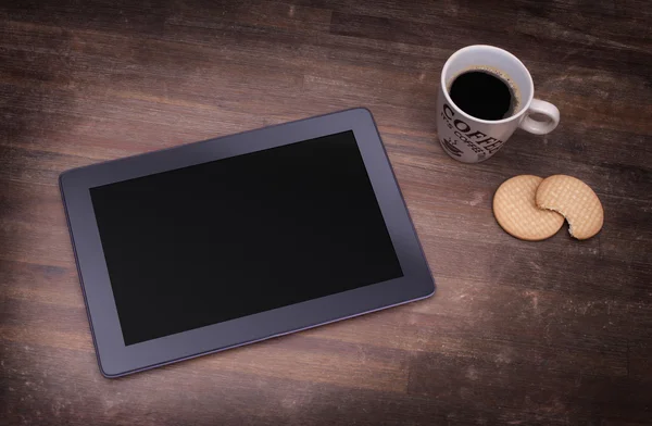 Tablet touch computer gadget op houten tafel — Stockfoto