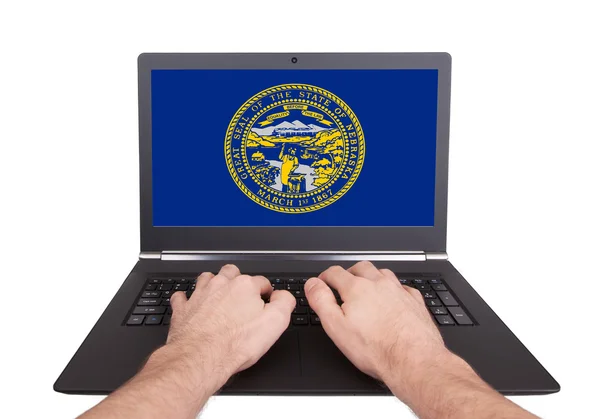 Manos trabajando en el ordenador portátil, Nebraska — Foto de Stock